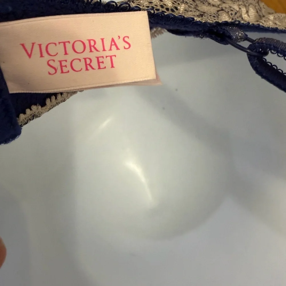 Victoria's Secret Navy and Beige Lace Underwire Bra